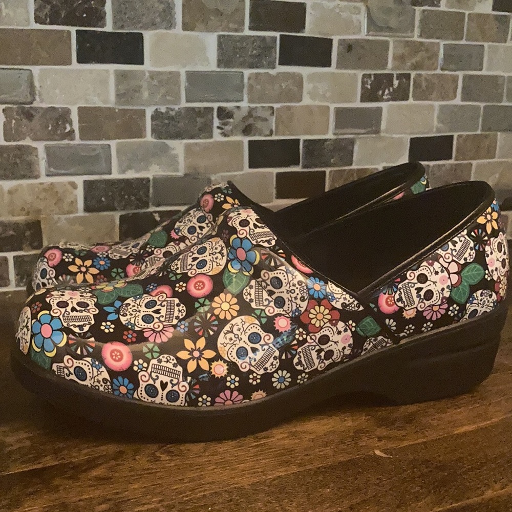 Nursing shoes: sugar skuIl